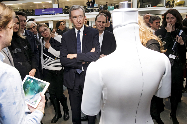 LVMH의 CEO 버나드 아르노 Bernard Arnault가 유베카 마네킹을 살펴보고 있다.                                      사진=포춘US