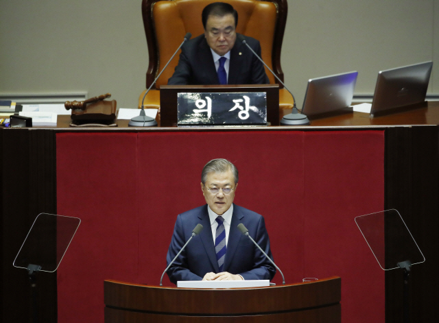 1일 오전 국회 본회의장에서 문재인 대통령이 내년도 예산안에 대한 시정연설에서 “한반도와 동북아 공동 번영을 향한 역사적 출발선이 바로 눈 앞에 와 있는 만큼 이 기회를 결코 놓쳐서는 안 된다”는 입장을 밝혔다./연합뉴스