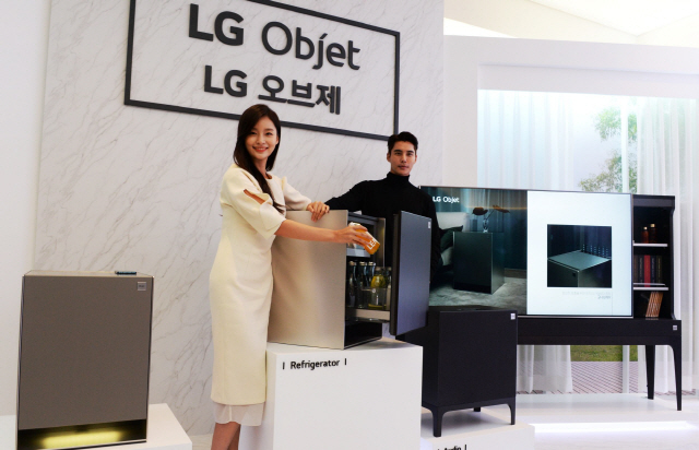 LG전자가 서울 강남 모스스튜디오에서 개최한 프리미엄 프라이빗 가전 ‘LG 오브제’ 론칭 행사에서 모델들이 신제품을 소개하고 있다. /사진제공=LG전자