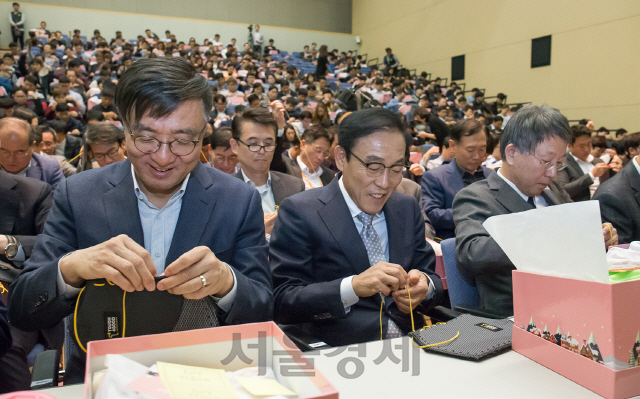 김기남(가운데) 삼성전자 반도체(DS)부문 사장을 비롯한 임직원들이 1일 수원 ‘삼성 디지털 시티’에서 열린 삼성전자 창립 49주년 기념식에서 어려운 이웃들에게 전달할 방한용품을 준비하고 있다. /사진제공=삼성전자