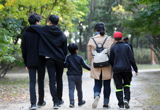 싱글맘 이소현(42·가명)씨가 지난달 21일 서울 상암동 하늘공원에서 홀로 키우는 아들 4명과 함께 산책하고 있다. /권욱기자
