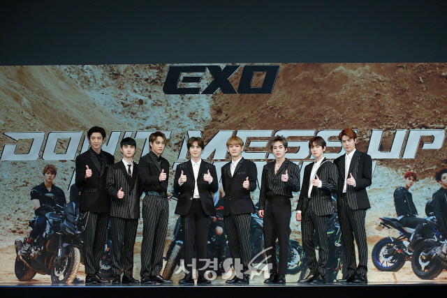 엑소(EXO) 멤버들이 참석해 포토타임을 갖고 있다./사진=지수진 기자