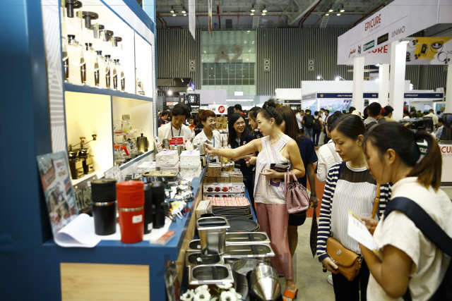 1일 베트남 호찌민 푸미흥 전시장(SECC)에서 코엑스 주최로 열린 ‘베트남프랜차이즈쇼’에서 관람객들이 전시된 제품들을 둘러보고 있다. 이번 전시회에는 총 14개국 200여개 글로벌 기업이 참가했다./코엑스 제공.