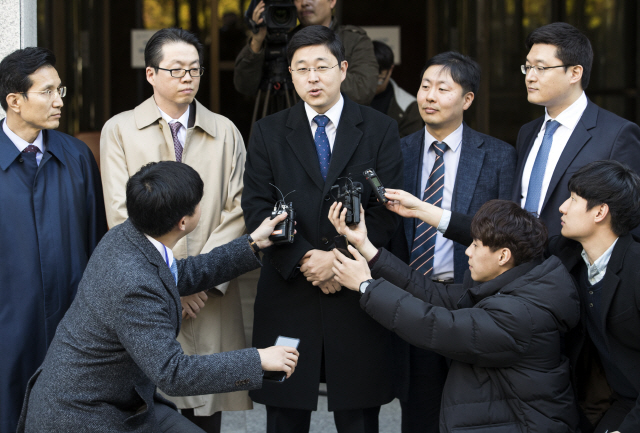 대법원이 종교적·양심적 병역거부자를 처벌할 수 없다고 판결을 내린 1일 서울 서초구 대법원에서 ‘여호와의 증인’ 신도인 오승헌(가운데)씨가 소감을 말하고 있다.  /연합뉴스