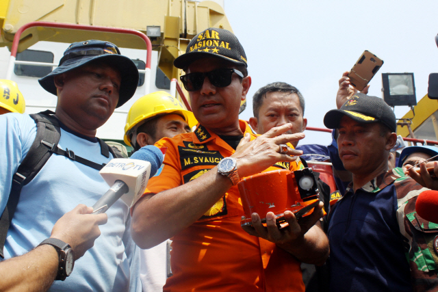 epa07134588 Chief of the National Search and Rescue Agency (Basarnas) Muhammad Syaugi displays the Lion Air JT610 flight data recorder (of black box) to journalists shortly after it‘s found underwater during a press conference on the Baruna Jaya I research vessel in the waters off  Karawang, West Java, Indonesia 01 November 2018. Lion Air flight JT-610 lost contact with air traffic controllers soon after takeoff then crashed into the sea on 29 October. The flight was en route to Pangkal Pinang, and reportedly had 189 people onboard. On 01 November, search and rescue divers located one of the plane’s black box flight recorders.  EPA/TUBAGUS ADITYA IRAWAN      <저작권자(c) 연합뉴스, 무단 전재-재배포 금지>