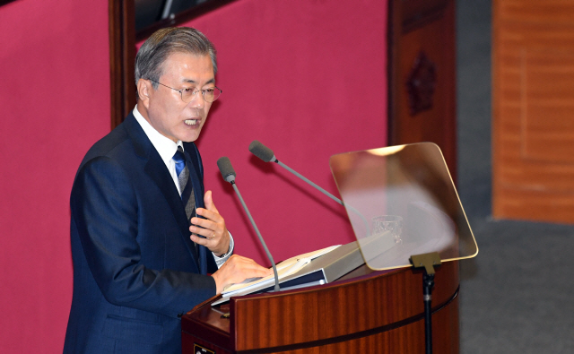 '불평등 키우는 과거로 돌아갈 수 없어' 소득주도성장 유지