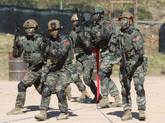 해병대원들이 서해상 적대행위 금지구역(완충수역)에 관한 9·19 남북군사합의가 시행된 첫날인 1일 오후 인천시 옹진군 연평도에서 훈련을 하고 있다. /연평도=사진공동취재단