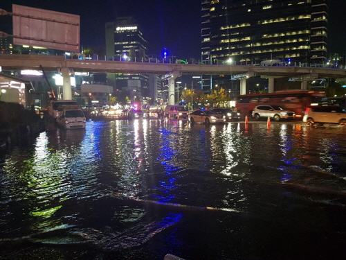 서울역 앞 상수도 누수로 교통통제…복구 작업