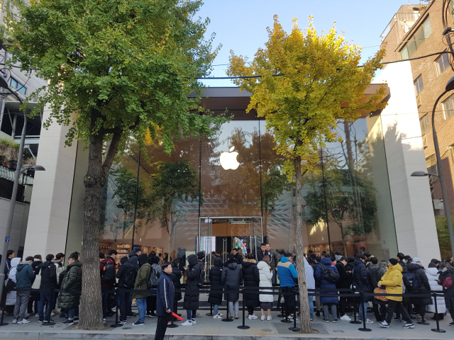 대기자들이 2일 서울 가로수길 애플스토어 앞에서 애플 아이폰 XS 시리즈를 구입하기 위해 줄을 서고 있다. /권경원기자