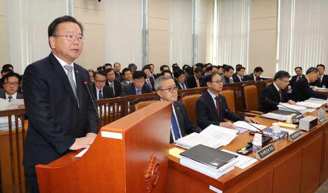 김부겸  행정안전부 장관이 2일 오전 국회에서 열린 행정안전위원회의 행정안전부, 인사혁신처, 경찰청, 소방청, 중앙선거관리위원회 소관 내년도 예산 상정 및 법안 의결을 논의하는 전체회의에서 예산안 관련 보고를 하고 있다. /연합뉴스