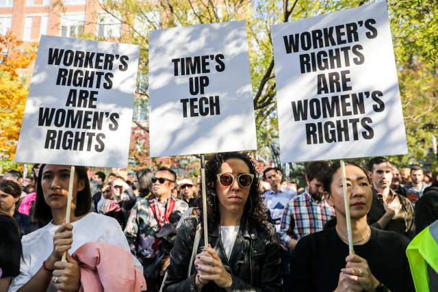 1일(현지시간) 미국 뉴욕에 위치한 구글 지사 직원들이 직장 내 성희롱과 차별에 항의하는 내용의 피켓을 들고 시위를 벌이고 있다. /뉴욕=로이터연합뉴스