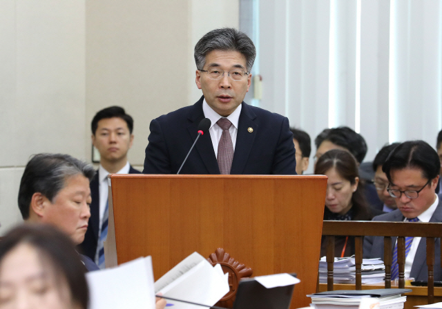 민갑룡 경찰청장이 2일 오전 국회에서 열린 행정안전위원회 전체회의에서 양진호 한국미래기술 회장에 대해 증거관계를 명확히 파악해 엄정한 조치를 내릴 것이라고 말했다./연합뉴스