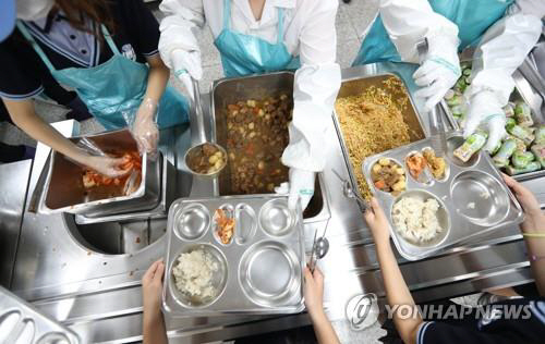 서울 학교 비정규직 생활임금이 내년 시간당 1만300원으로 인상된다.