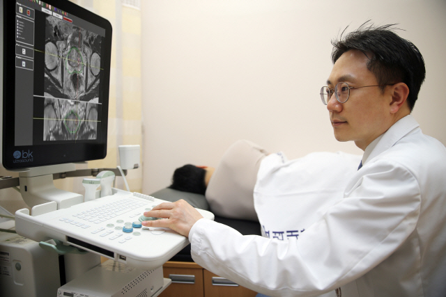 강석호 고려대 안암병원 교수가 자기공명영상(MRI)·초음파 퓨전 기기로 전립선암 환자의 종양 부위를 살펴보고 있다. /사진제공=고려대 안암병원