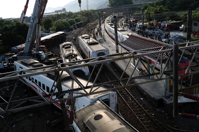 지난 달 21일 대만 이란현 열차 탈선·전복 사고 현장 모습 /이란=EPA연합뉴스