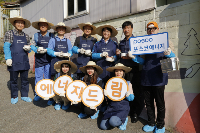 2일 인천 서구 절골마을에서 정기섭(뒷줄 가운데) 포스코에너지 부사장과 이재현(〃오른쪽 세번째)인천 서구청장이 포스코에너지 임직원, ‘희망에너지’ 대학봉사단 등과 함께 벽화 그리기 봉사활동을 마친 후 기념촬영을 하고 있다. /사진제공=포스코에너지