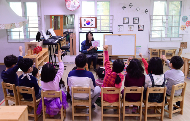 공영형 사립유치원인 한양제일유치원 교사가 지난달 31일 원아들과 함께 수업을 진행하고 있다.  /권욱기자
