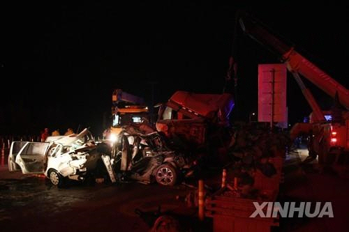 중국 서북부 간쑤(甘肅)성 란저우(蘭州)시 고속도로 요금소에서 15명이 숨지고 44명이 다치는 대형 추돌사고가 발생했다./신화=연합뉴스
