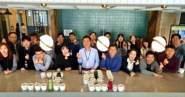 지난 2일 서울 종로구 SK서린빌딩에서 SK 임직원들이 텀블러와 머그컵으로 ‘그린’ 이라는 글자를 만든 뒤 사진을 찍고 있다. /사진제공=SK