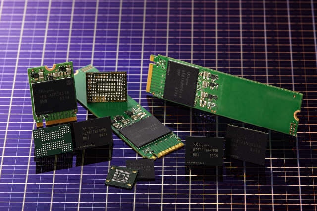 SK하이닉스가 개발한 96단 512Gb TLC 4D 낸드플래시와 이를 기반으로 개발 중인 솔루션 제품들./사진제공=SK하이닉스
