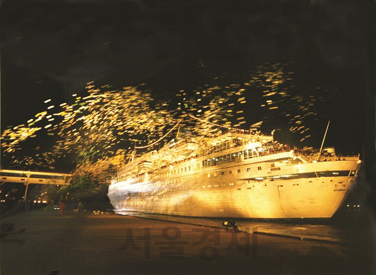 1998년 11월 금강산 관광선 ‘금강호’가 출항하고 있다./사진제공=현대그룹