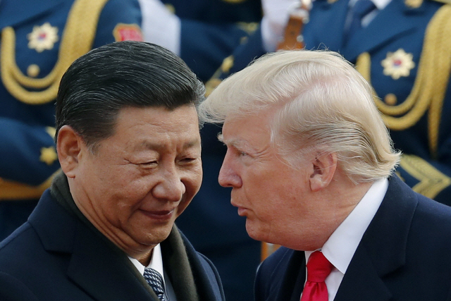도널드 트럼프 미국 대통령(오른쪽)과 시진핑 중국 국가주석이 지난해 11월 중국 베이징에서 만나 대화를 나누고 있다. /AP연합뉴스