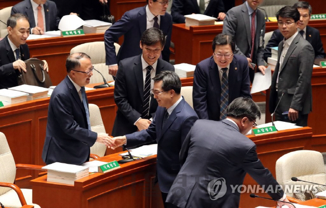 김동연 부총리 겸 기획재정부 장관이 5일 국회에서 열린 예산결산특별위원회에서 참석한 국무위원 등과 인사하고 있다./연합뉴스