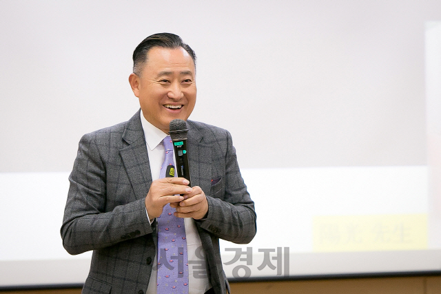 이해선 코웨이 대표가 지난달 31일 서울 서대문구 이화여자대학교에서 ‘기업가 정신과 시대 변화 대응법’이라는 주제로 CEO 특강을 진행했다./사진제공=코웨이