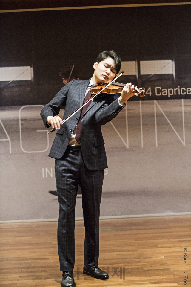 바이올리니스트 양인모가 5일 오전 서울 종로구 문호아트홀에서 열린 데뷔 음반 발매 기념 간담회에서 이탈리아 작곡가 파가니니의 곡을 연주하고 있다.