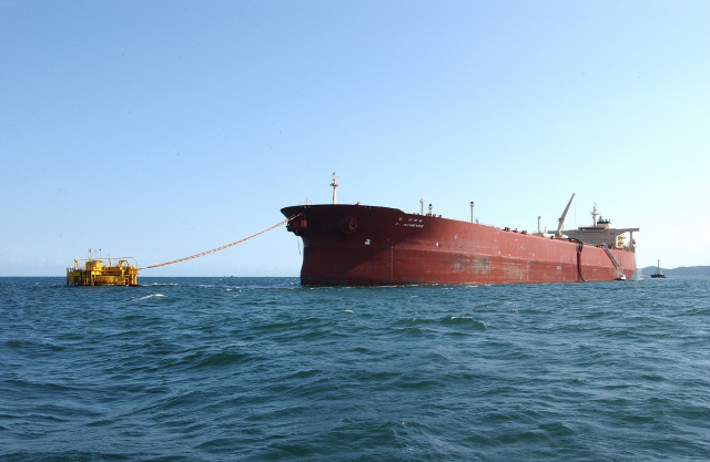SK이노베이션이 주문한 원유를 실은 유조선이 동해상에 정박해 있다. /사진제공=SK이노베이션