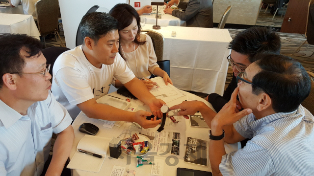 수출컨소시엄에 참가한 ㈜닷 관계자들이 일본에서 바이어들과 상담을 벌이고 있다. /사진제공=㈜닷