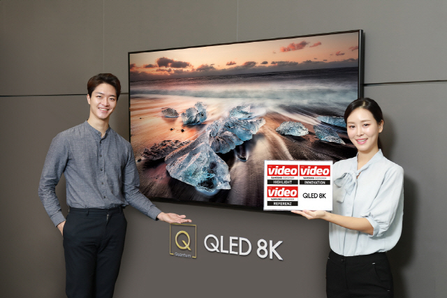 삼성전자 모델들이 전 세계 주요 평가지로부터 극찬을 받고 있는 ‘삼성 QLED 8K’ TV를 소개하고 있다./사진제공=삼성전자