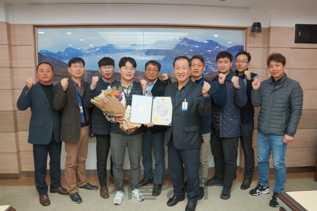으뜸경찰서로 선정된 김천경찰서 교통조사팀원들이 인증서를 받은 후 단체 기념촬영을 하고 있다.