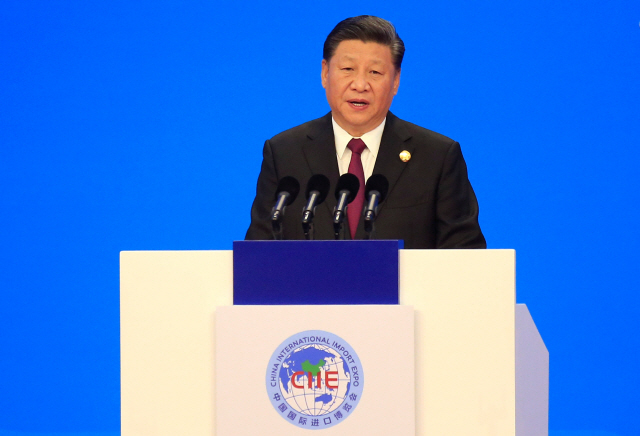 시진핑 중국 국가주석이 5일 상하이 훙차오 국가회의전람센터(NECC)에서 열린 제1회 중국국제수입박람회에서 개막연설을 하고 있다.  /상하이=AP연합뉴스