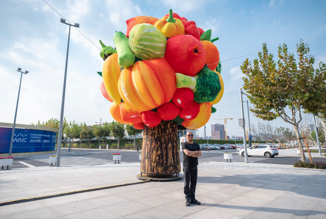 상하이 ‘웨스트번드 아트앤디자인 아트페어’에 갤러리 P21과 함께 참가해 작품 ‘과일나무’를 선보이는 최정화 작가. /사진제공=P21