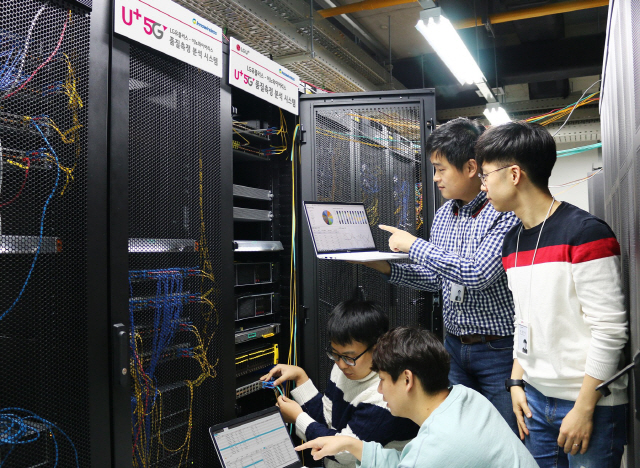LG유플러스 네트워크 직원들이 서울 상암사옥에 구축된 5G 네트워크 품질 통합 측정 분석 시스템을 점검하고 있다./사진제공=LG유플러스