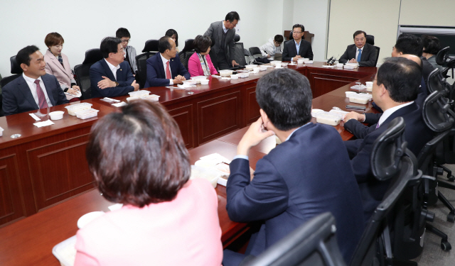 김병준 자유한국당 비대위원장이 6일 오전 국회 의원회관에서 열린 초선 의원 간담회에서 인사말을 하고 있다.   /연합뉴스