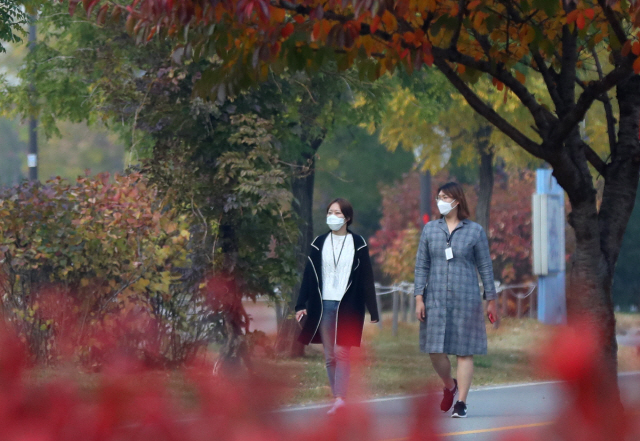 마스크쓰고 즐기는 단풍산책      (서울=연합뉴스) 김도훈 기자 = 전국적으로 미세먼지가 기승을 부린 6일 오후 서울 한강공원 여의도지구에서 마스크를 쓴 시민들이 산책을 하고 있다. 2018.11.6      superdoo82@yna.co.kr  (끝)      <저작권자(c) 연합뉴스, 무단 전재-재배포 금지>