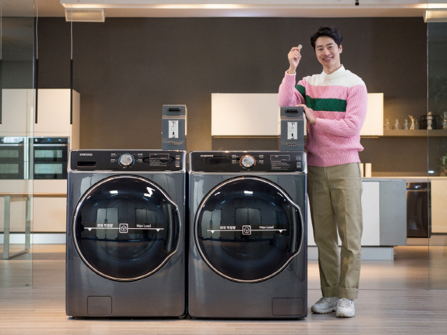 삼성전자가 6일 상업용 신제품 ‘B2B 세탁기’와 ‘B2B 건조기’를 출시한 가운데 모델이 제품을 소개하고 있다. /사진제공=삼성전자
