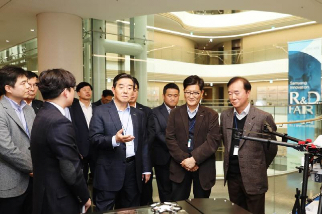 김윤(앞줄 가운데) 삼양그룹 회장이 6일 판교 삼양디스커버리센터에서 열린 ‘삼양이노베이션 R&D페어 2018’에서 임직원들과 대화를 나누고 있다.  /사진제공=삼양홀딩스