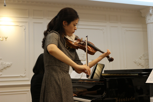 바이올리니스트인 김다미가 6일 데뷔 음반 발매 기념 간담회에서 드보르작의 명곡을 연주하고 있다.