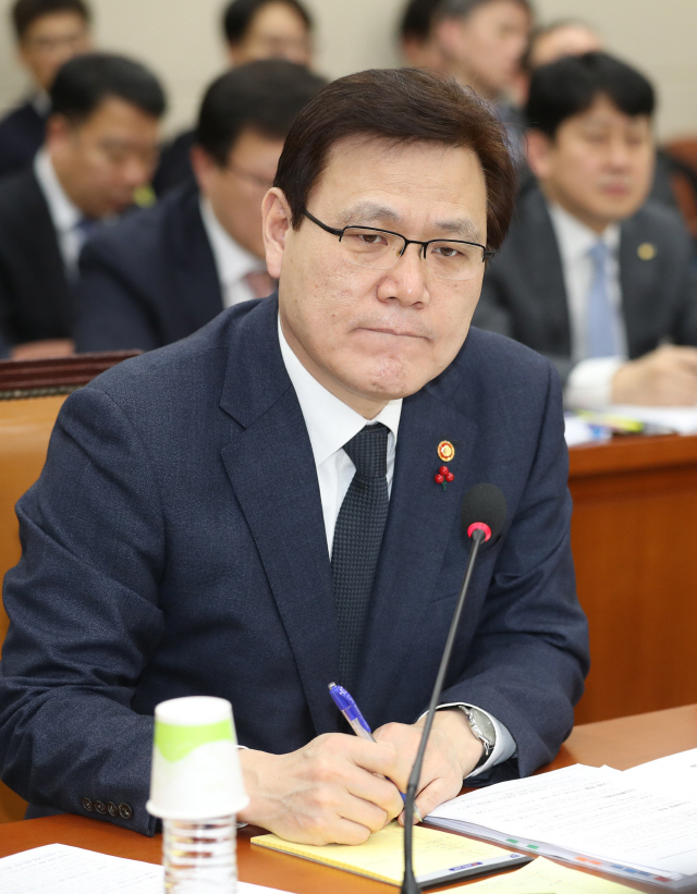 최종구 금융위원장은 6일 열린 국회 정무위원회에서 증권거래세 폐지를 진지하게 검토해야 한다는 입장을 밝혔다./서울경제DB