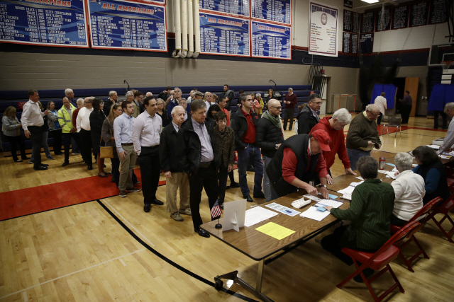 6일(현지시간) 펜실베이니아주 돌리스타운의 한 고등학교에 설치된 투표소에 마을 주민들이 아침 일찍부터 나와 투표하기 위해 줄을 서 있다. /펜실베이니아=AP연합뉴스
