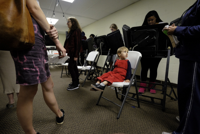 6일 테네시주 내쉬빌에서 투표가 진행중인 가운데 한 아이가 심심한 듯 주위를 둘러보고 있다. /EPA연합뉴스