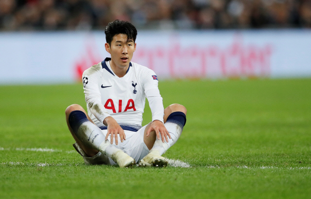 손흥민이 7일(한국시간) 에인트호번과의 경기에서 슛이 빗나가자 그라운드에 앉아 아쉬워하고 있다. /런던=AFP연합뉴스