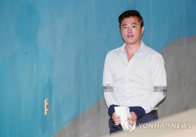 관세청 인사와 관련해 청탁을 받고 ‘뒷돈’을 챙긴 혐의 등으로 기소된 고영태씨가 항소심에서 형량이 더 늘었다./연합뉴스