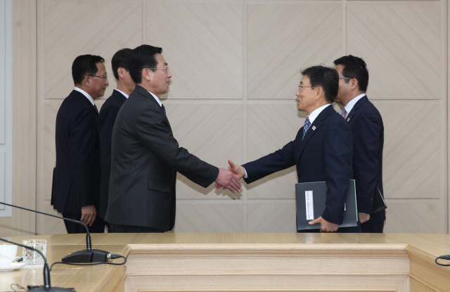 7일 오전 북측 개성 남북공동연락사무소에서 열린 남북 보건의료협력 분과회의에서 남북 대표단이 회의에 앞서 인사하고 있다. /사진공동취재단