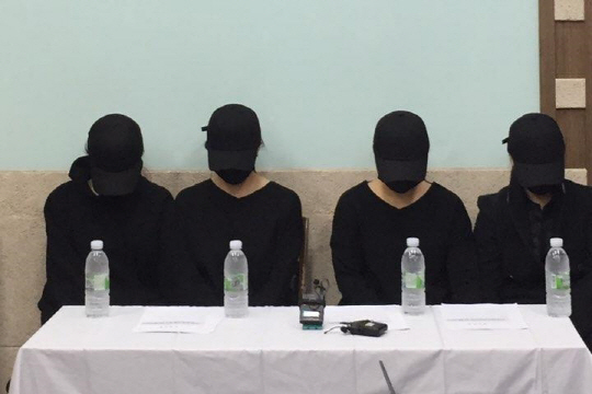 인천 교회 ‘그루밍 성폭력’ 피해자들이 6일 서울 연지동 한국기독교회관에서 기자회견을 열고 있다. / 사진=연합뉴스