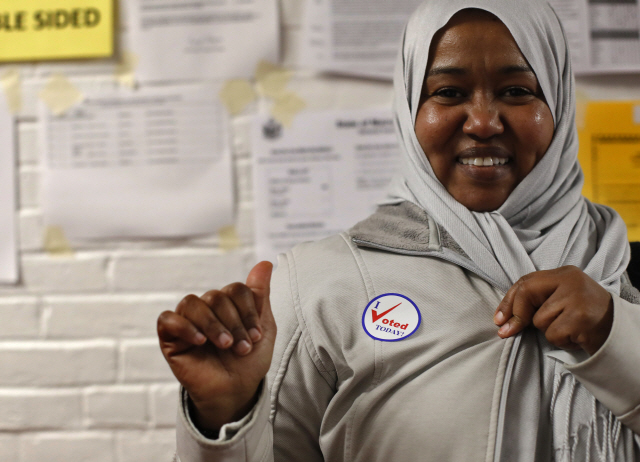 6일 메인주에서 한 유권자가 투표 인증 스티커를 보여주고 있다.  /AP연합뉴스