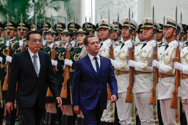 epa07147143 Chinese Premier Li Keqiang (L) and Russian Prime Minister Dmitry Medvedev (R) inspect the guard of honor during a welcoming ceremony at the Great Hall of the People in Beijing, China, 07 November 2018.  EPA/ROMAN PILIPEY / POOL      <저작권자(c) 연합뉴스, 무단 전재-재배포 금지>